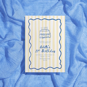 Può includere: Un invito di compleanno con sfondo a righe gialle e bianche, bordo ondulato blu e illustrazione di torta. Il testo recita "21° compleanno di Adelle" con dettagli di data, ora e luogo.