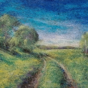 Peut inclure: Paysage feutré représentant un chemin sinueux à travers un champ d'herbe verte et jaune, menant à l'horizon. Des arbres verts et un ciel bleu vif avec des nuages vaporeux complètent la scène.