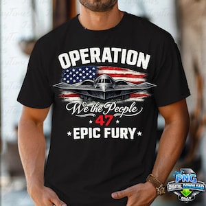Puede incluir: Camiseta negra con la inscripción "OPERATION" sobre una bandera estadounidense y un gráfico de un bombardero furtivo. Debajo, el texto dice "We the People 47 EPIC FURY".