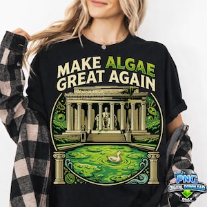 Könnte beinhalten: Ein schwarzes T-Shirt mit einem Grafikdruck und dem Text "MAKE ALGAE GREAT AGAIN" in Grün und Creme. Das Design zeigt ein klassisches Denkmal mit einer sitzenden Figur, umgeben von grünen Algen, Mikroorganismen und einer schwimmenden Ente.