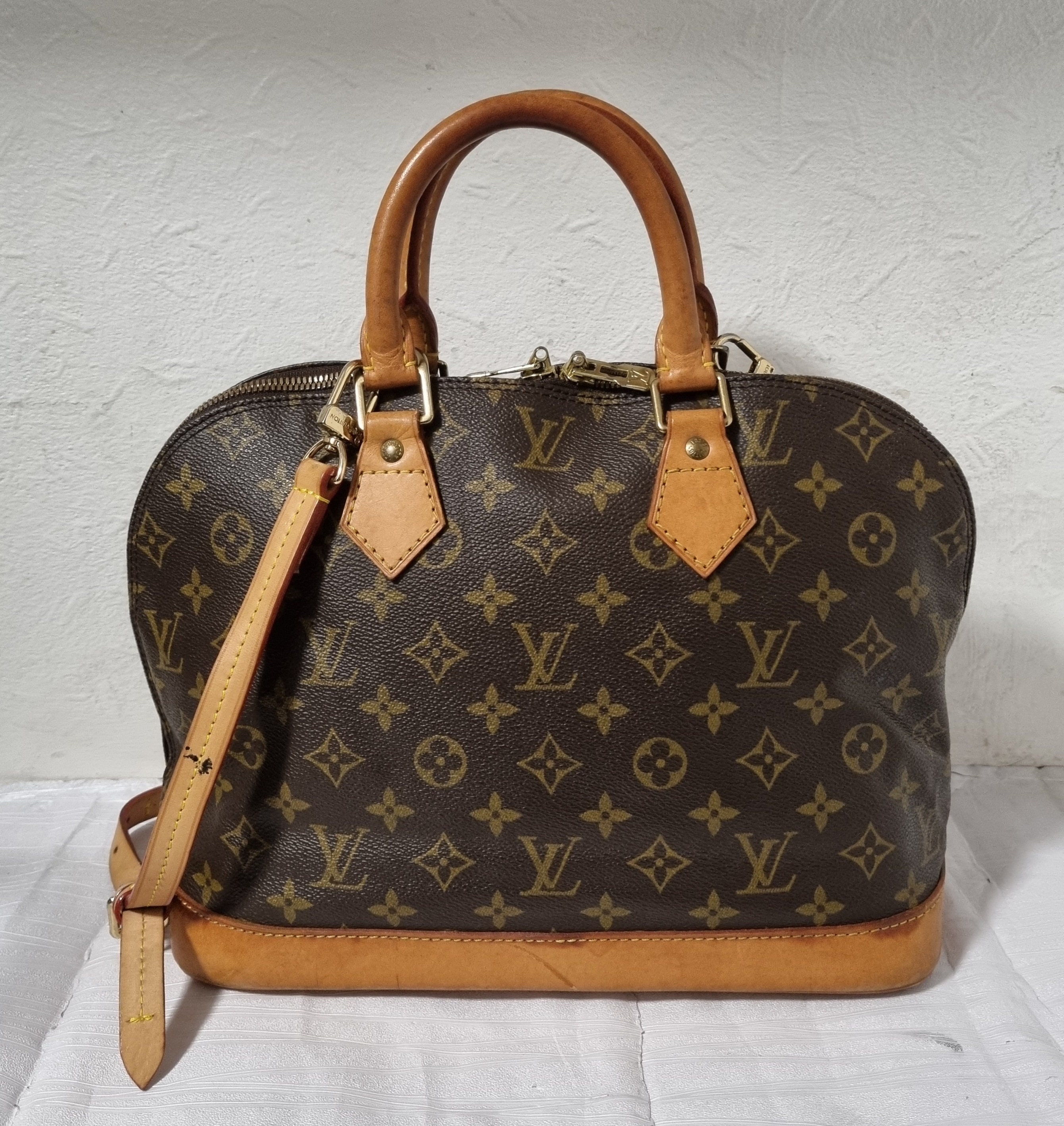 Initiales Louis Vuitton - 109 For Sale on 1stDibs