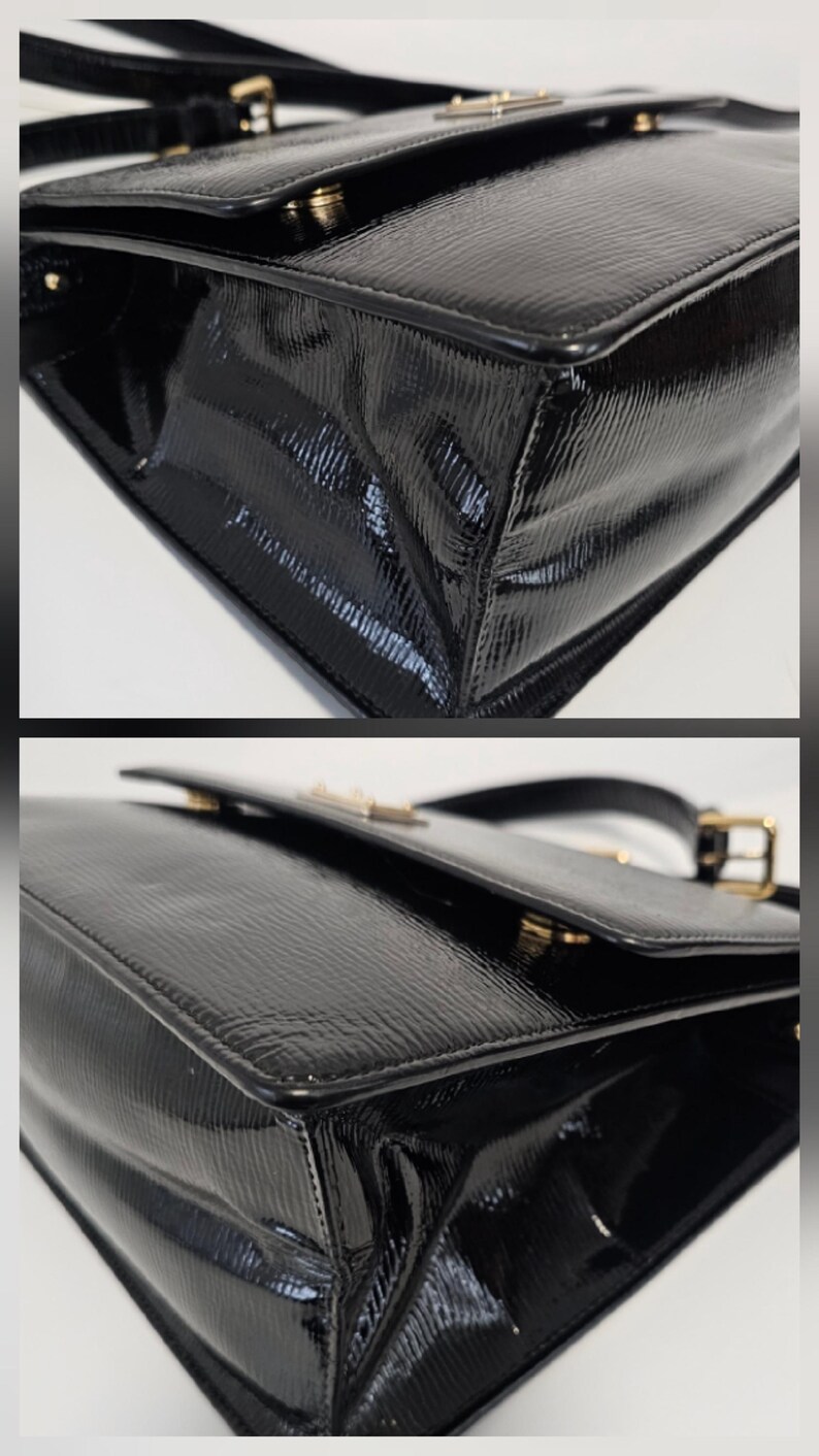 K&ouml;nnte beinhalten: Nahaufnahme einer gl&auml;nzenden schwarzen Handtasche mit Klappenverschluss und goldfarbener Hardware. Die Tasche hat eine strukturierte Form und einen Schulterriemen. Das Lacklederfinish reflektiert das Licht und hebt die Textur und das Design der Tasche hervor.