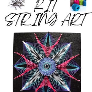 Puede incluir: Kit de arte de hilo con un diseño geométrico en hilos rosas, azules y blancos sobre una base de madera negra. El kit incluye clavos y carretes de hilo de colores. El texto de la imagen dice "KIT STRING ART".