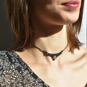 Makramee-Halskette mit Sonnenstein / TERRALUCE Choker / handgefertigte spirituelle Halskette