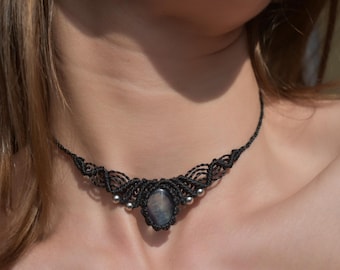 Makramee-Choker „Engelsatem“ mit Regenbogenfluorit und versilbertem Stahl | Inspirierende Halskette | Geschenk aus Griechenland | Boho-Choker