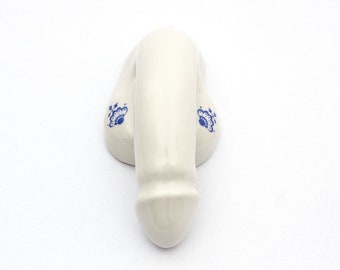 Porzellan Penis „Decorative Sex“ handgefertigt, weiße Glasur mit blauem Siebdruck