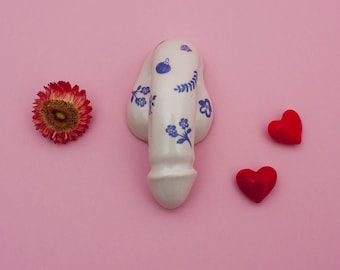 Porzellan Penis „Decorative Sex“ handgefertigt, weiße Glasur mit blauem Siebdruck