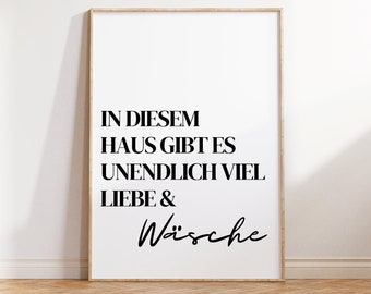 以下が含まれることがあります： 白い背景に黒い文字で「In diesem Haus gibt es unendlich viel Liebe & Wäsche」と書かれた額装されたプリントです。