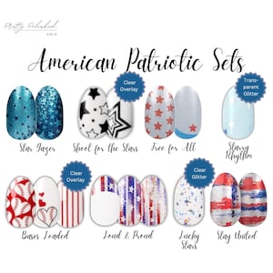 Op de afbeelding: Een collectie nagellakstrips met het label American Patriotic Sets, met diverse ontwerpen waaronder blauwe sterpatronen, zwart-witte sterren, rode sterren, honkbalharten, rode en blauwe strepen en glitteraccenten met bijbehorende tekstlabels.