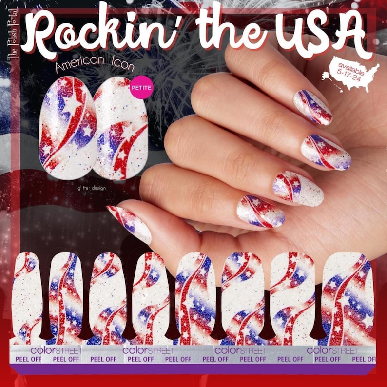 Op de afbeelding: Een set nagellakstrips met een witte basis en glinsterende rode en blauwe wervelende patronen en stervormen. De tekst luidt Rockin' the USA, American Icon en Petite. De strips zijn aangebracht op vingernagels en getoond op een vel.