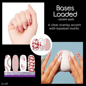Op de afbeelding: Bases Loaded accent pack nagellakstrips met transparante overlays, rode honkbalstiksels, verticale strepen en hartvormige honkbalmotieven. De set bevat zelfklevende nagelstrips met diverse patronen voor toepassing op de vingernagels.