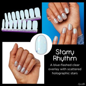 Op de afbeelding: Een set nagellakstrips met het label Starry Rhythm, voorzien van een transparante overlay met blauwe glans en verspreide holografische sterren. De strips zijn aangebracht op vingernagels en tonen een doorschijnende afwerking met reflecterende sterren.