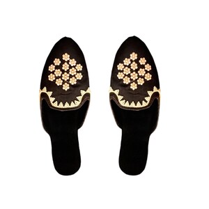 Hand embroidered mojri rajwadi looks