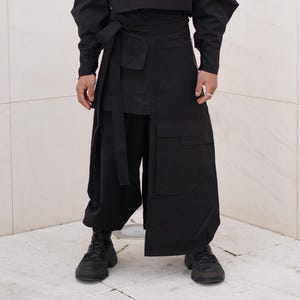 Falda Cruzada Avant Garde | Tejido Negro Repelente al Agua | Sobrefalda Cargo Techwear Asimétrica Unisex Estilo Japonés