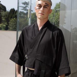 Short avant-garde unisex kimono in black linen, short kimono jacket with magnetic buckle, alternative minimalist black tech-wear clothing