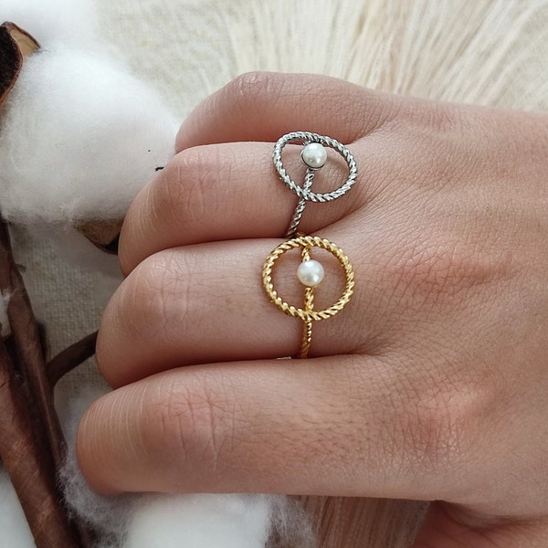 Bague en acier inoxydable doré ou argenté ajustable et réglable, Modèle Strié avec petite perle, bague perle forme géométrique, anniversaire