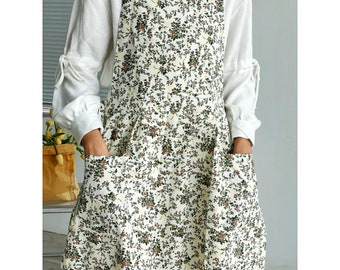 Robe tablier florale en cottagecore : tablier de jardin en coton fait main