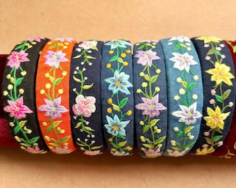 Geborduurde linnen hoofdband met bloemen: handgemaakt vintage-geïnspireerd haaraccessoire