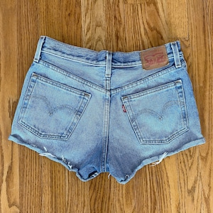 Levis daisy dukes 2025