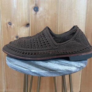 K&ouml;nnte beinhalten: Braune geh&auml;kelte Slipper mit Gummisohle.