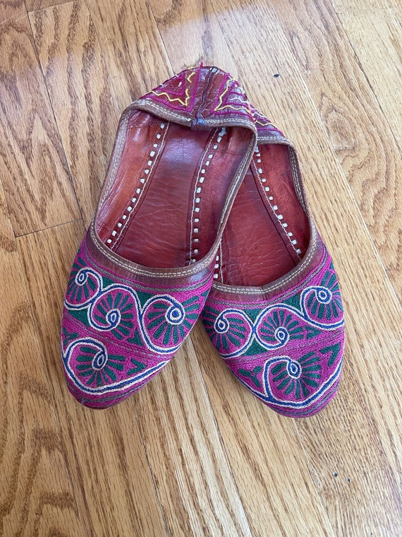 Vintage 80s Indian Boho Leather Embroidered Slippe