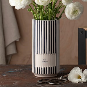 青と白のストライプのパーソナライズされた陶器の花瓶 | カスタムフラワーポット | 手作りギフト | 特別な日の日付