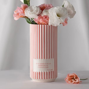 Vaso de cerâmica personalizado com listras rosa: Vaso de cerâmica feito à mão