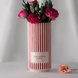 Vaso de cerâmica listrado vermelho e branco personalizado: decoração minimalista feita à mão