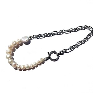 Collar de perlas de agua dulce y cadena gruesa de acero con cierre decorativo