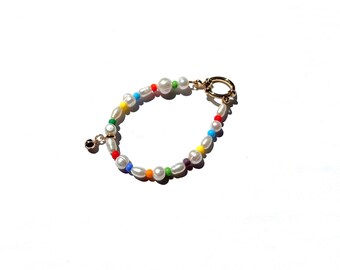 Armband aus dicken Perlen und mehrfarbigen Perlen in Gold