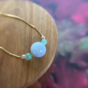 Collar ajustable de plata esterlina bañada en oro con jadeíta de Birmania verde y lavanda helada natural de grado A