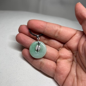 Colgante de disco Pi de jadeíta verde natural de grado A (bolígrafo en kou, donut) con plata de ley, fianza chapada en oro