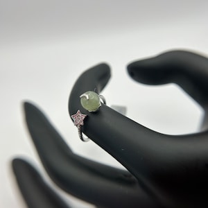 Anillo ajustable de plata esterlina con jadeíta verde birmana de grado A natural