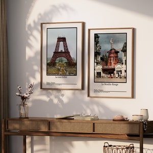 Op de afbeelding: Twee ingelijste prints van Parijse bezienswaardigheden. De linker print toont een rode Eiffeltoren met de tekst "La tour Eiffel" en "Parijs, Frankrijk". De rechter print toont een rode windmolen met de tekst "Le Moulin-Rouge" en "Parijs, Frankrijk".