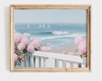 以下が含まれることがあります： 穏やかなビーチの風景を描いた額入りの絵画。穏やかな青い海の波が砂浜に打ち寄せ、水平線にはヨットが点在しています。ピンクの花が前景の白い手すりに咲き乱れ、金色の縁で縁取られています。 海岸をテーマにしたアートワークです。