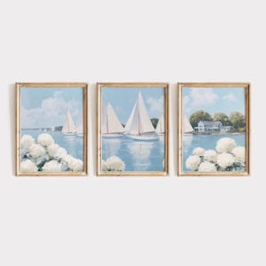 Set di 3 stampe di barche a vela costiere, decorazioni murali nautiche con ortensie bianche, decorazioni costiere blu, stampe vintage a tema velico, decorazioni murali per case al mare