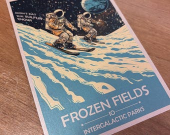 Mroźne pola Io – wydruk artystyczny | Plakat retro NASA Ski