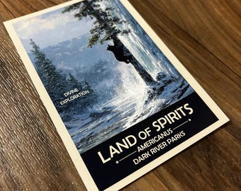 Wydruk artystyczny Krainy Duchów | Czarny niedźwiedź wspinający się na drzewo | Plakat z motywem fantasy
