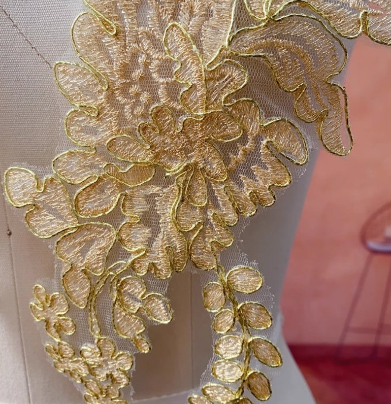 Applique in pizzo con filati dorati, applicazioni di fiori in pizzo, applicazioni floreali artigianali per corpetto da sposa, accessori in pizzo per abiti da sposa, applicazioni per balletto immagine 3