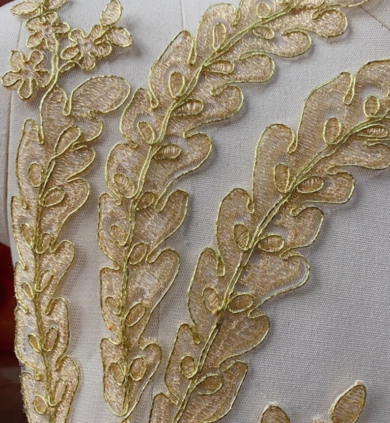 Applique in pizzo con filati dorati, applicazioni di fiori in pizzo, applicazioni floreali artigianali per corpetto da sposa, accessori in pizzo per abiti da sposa, applicazioni per balletto immagine 2