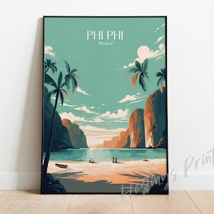 Może przedstawiać: Winietyczny plakat podróżniczy przedstawiający malowniczy widok wyspy Phi Phi w Tajlandii. Plakat przedstawia plażę z palmami, turkusową wodą i imponującymi klifami. Tekst "PHI PHI Tajlandia" jest wyświetlany na górze plakatu.