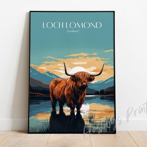Stampa di Loch Lomond, Scozia: poster di viaggio con mucca delle Highlands