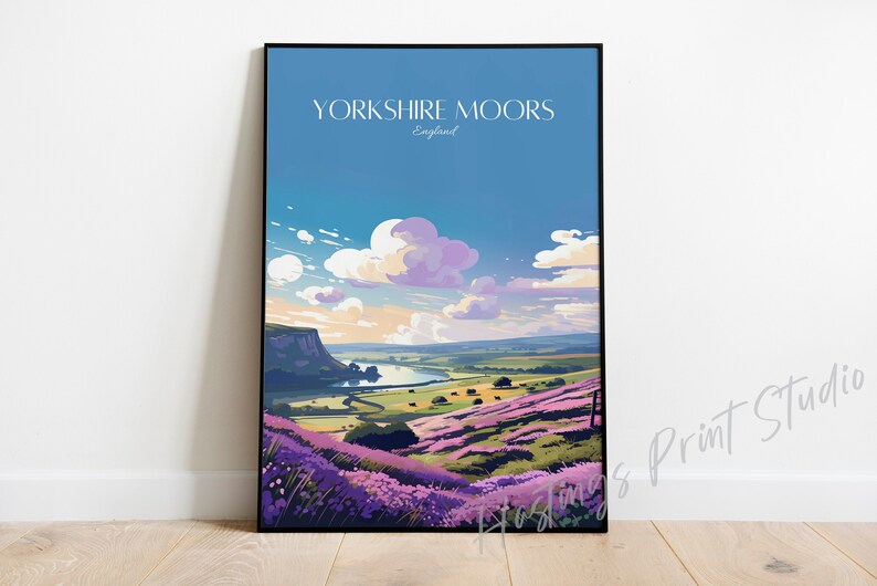 Może przedstawiać: Plakat z kolorową ilustracją krajobrazu z falistymi wzg&oacute;rzami, rzeką i błękitnym niebem z puszystymi chmurami. Tekst "YORKSHIRE MOORS England" znajduje się na g&oacute;rze plakatu.