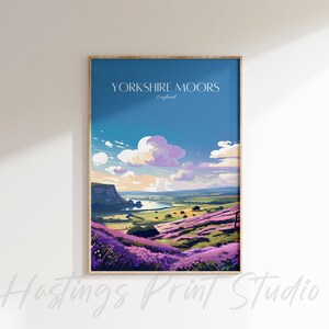 Może przedstawiać: Kolorowa ilustracja Yorkshire Moors w Anglii. Obraz przedstawia krajobraz z falistymi wzg&oacute;rzami, rzeką i błękitnym niebem z puszystymi chmurami. Wzg&oacute;rza są pokryte fioletowymi wrzosami. Tekst "Yorkshire Moors" i "England" jest nadrukowany u g&oacute;ry obrazu.