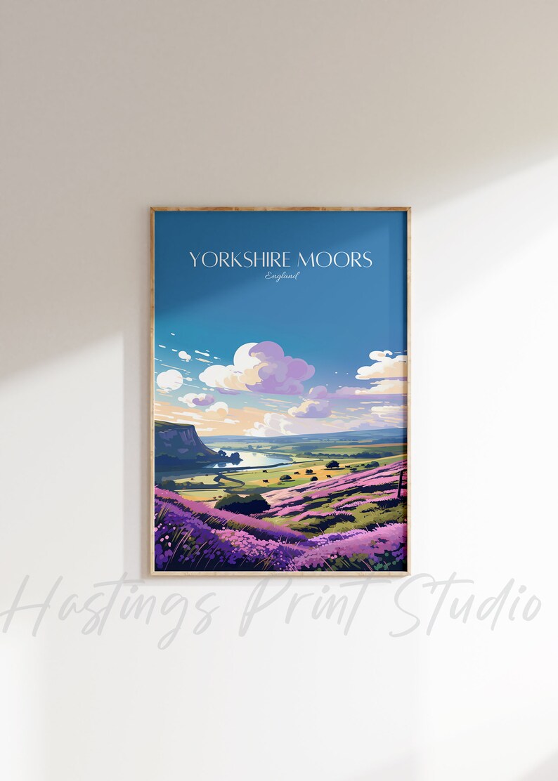 Może przedstawiać: Kolorowa ilustracja Yorkshire Moors w Anglii. Obraz przedstawia krajobraz z falistymi wzg&oacute;rzami, rzeką i błękitnym niebem z puszystymi chmurami. Wzg&oacute;rza są pokryte fioletowymi wrzosami. Tekst "Yorkshire Moors" i "England" jest nadrukowany u g&oacute;ry obrazu.