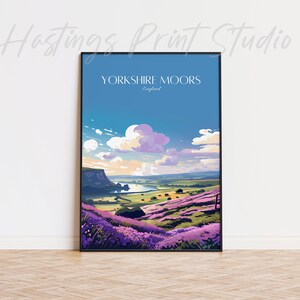 Może przedstawiać: Winietyczny plakat podr&oacute;żniczy przedstawiający malowniczy widok Yorkshire Moors w Anglii. Plakat ma niebieskie tło z białymi chmurami i zieloną dolinę z rzeką. Na pierwszym planie widać fioletowe wrzosy.