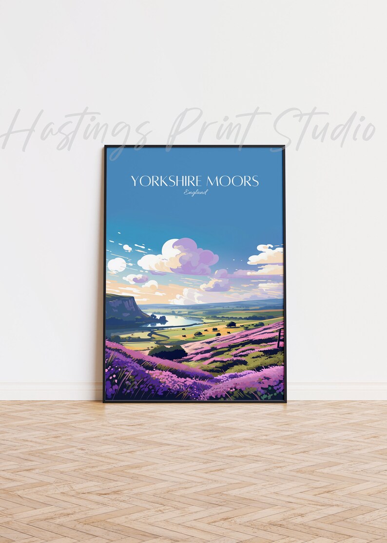Może przedstawiać: Winietyczny plakat podr&oacute;żniczy przedstawiający malowniczy widok Yorkshire Moors w Anglii. Plakat ma niebieskie tło z białymi chmurami i zieloną dolinę z rzeką. Na pierwszym planie widać fioletowe wrzosy.