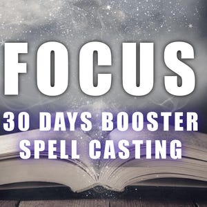 Könnte beinhalten: Ein aufgeschlagenes Buch mit weißen Seiten auf einer dunklen Oberfläche. Über dem Buch steht der Text FOCUS 30 DAYS BOOSTER SPELL CASTING in weißen Großbuchstaben vor einem dunklen, wolkigen Hintergrund mit schwachen Lichteffekten.
