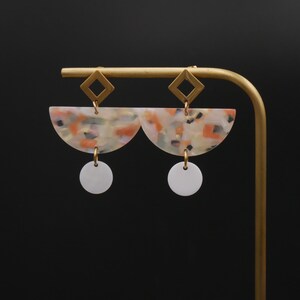 Pair of earrings in gold stainless steel and acetate. Temae