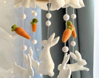 Mobile pour bébé Lapin aux carottes – Mobile pour berceau en feutre des bois avec lapin sautant – Décoration neutre pour chambre de bébé et cadeau de baby shower